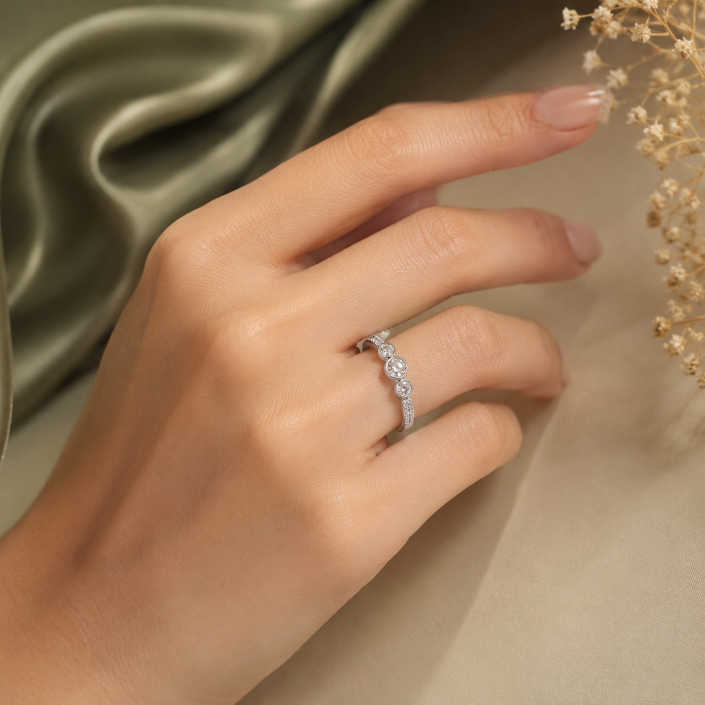 Sparkling Graduated Bezel Zircon Ring in Silver | Elegant Promise Band
